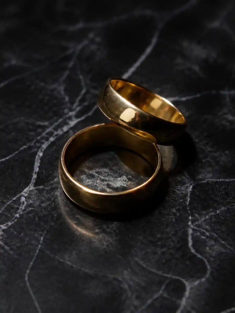 Wedding rings on dark marble representing the Jennifer Lopez Ben Affleck divorce