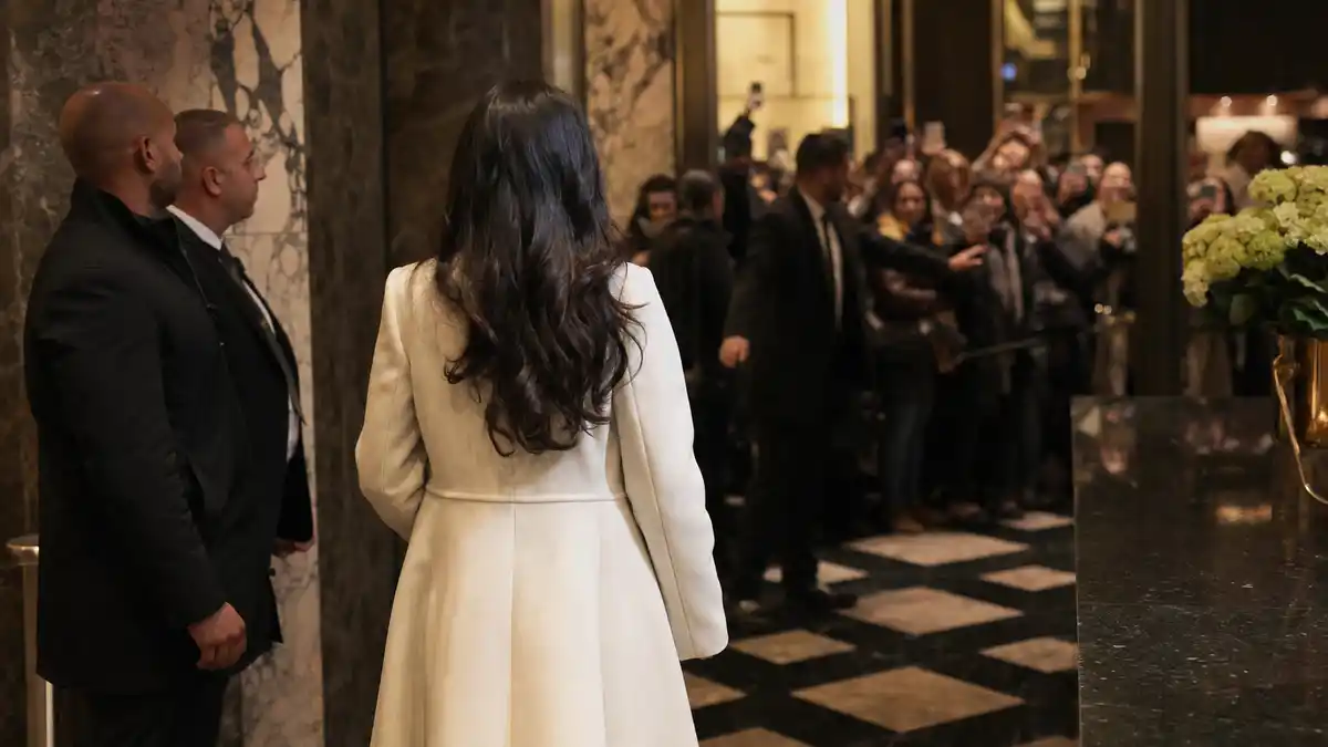 An anonymous celebrity figure waits in a luxury hotel lobby as the Jennifer Lopez pap walk debate spreads online.