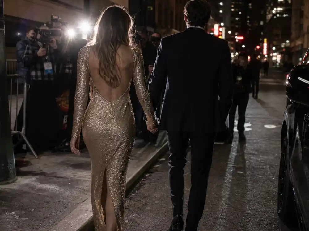 Anonymous couple silhouette representing the Taylor Swift Travis Kelce NYC dinner arrival.