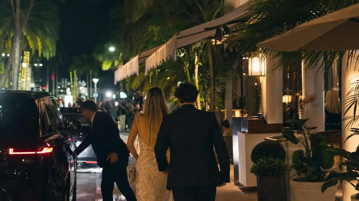 Tiger Woods Vanessa Trump public outing is represented by an anonymous couple arriving at an upscale Florida restaurant.