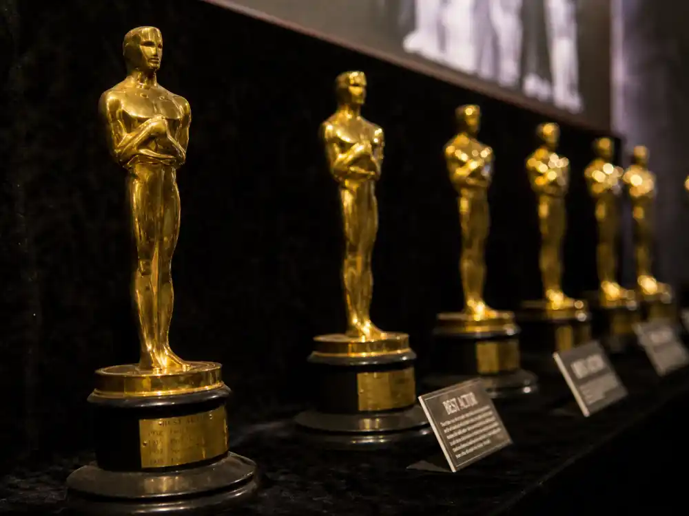 Trophy display with golden statuettes symbolizing every name on the best actor Oscar winners list by year