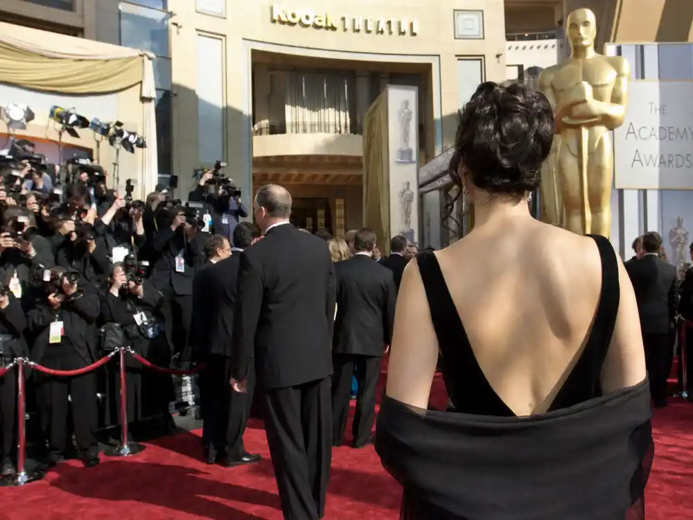 2001 Academy Awards Kodak Theatre red carpet atmosphere central to Bjork swan dress Oscars history and avant-garde fashion moment