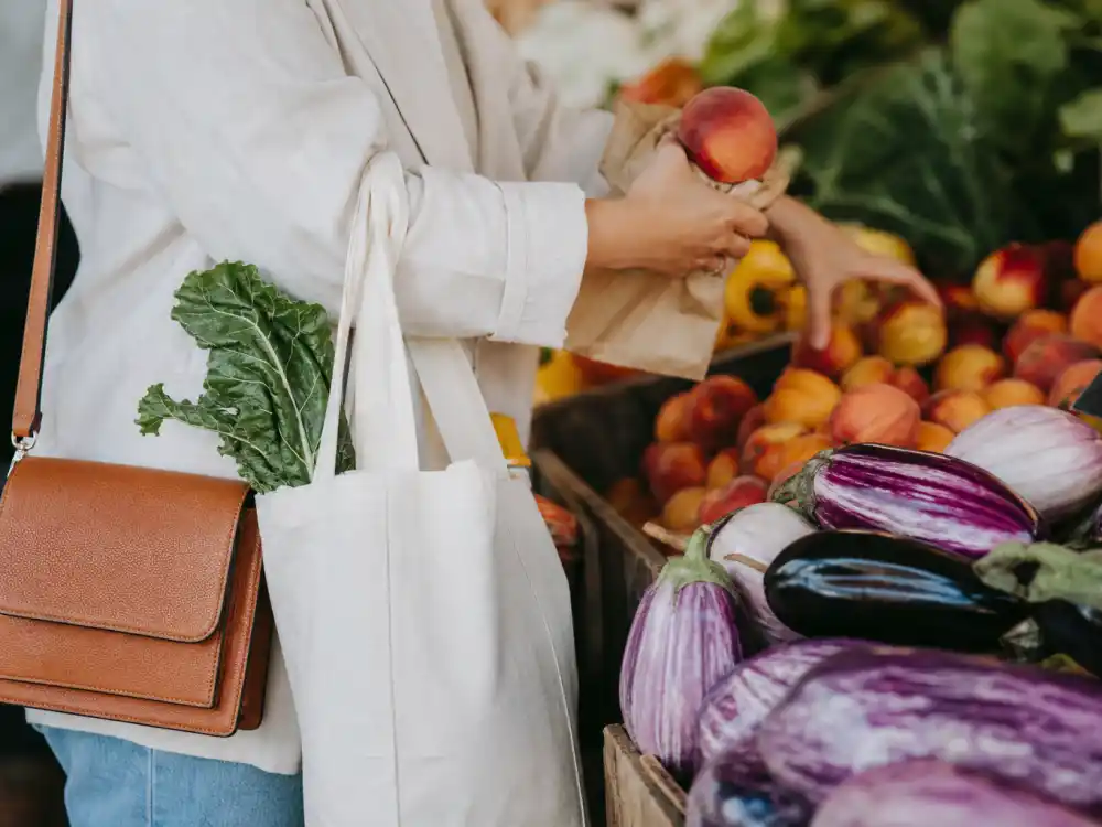 Structured tan leather crossbody and reusable tote elevating celebrity casual errands style 2026 farmers market bag styling