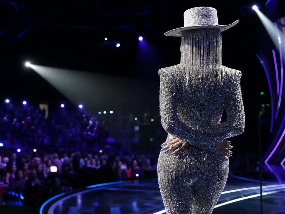Live awards show stage spotlight for celebrity pregnancy reveal ideas red carpet — live-TV reveal lane beyond traditional step-and-repeat arrivals