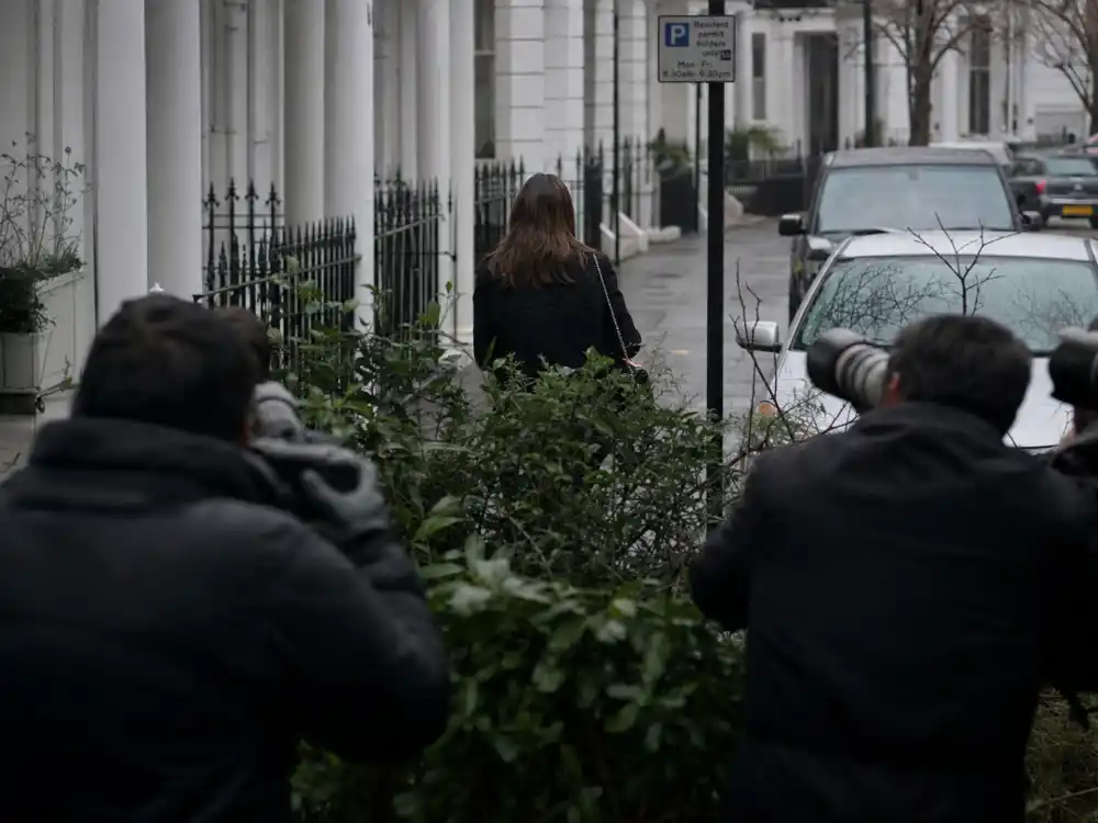 Paparazzi long-lens silhouettes from behind for Florence Pugh pregnancy rumors addressed unverified bump photo cycle