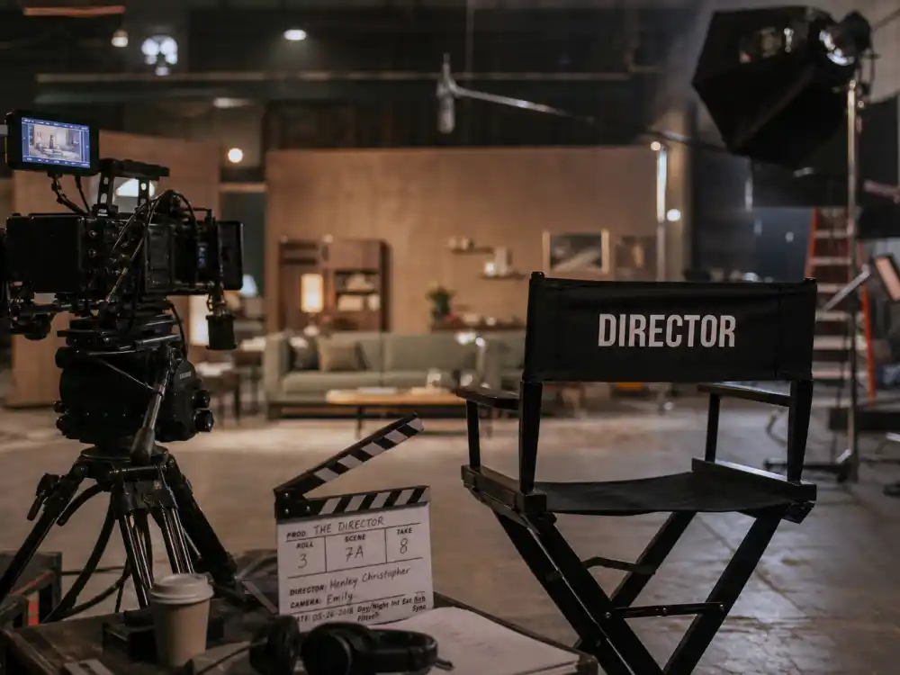 Film studio set reflecting how old is Ben Affleck career arc from indie breakout to Oscar-winning director and global blockbuster franchise stardom