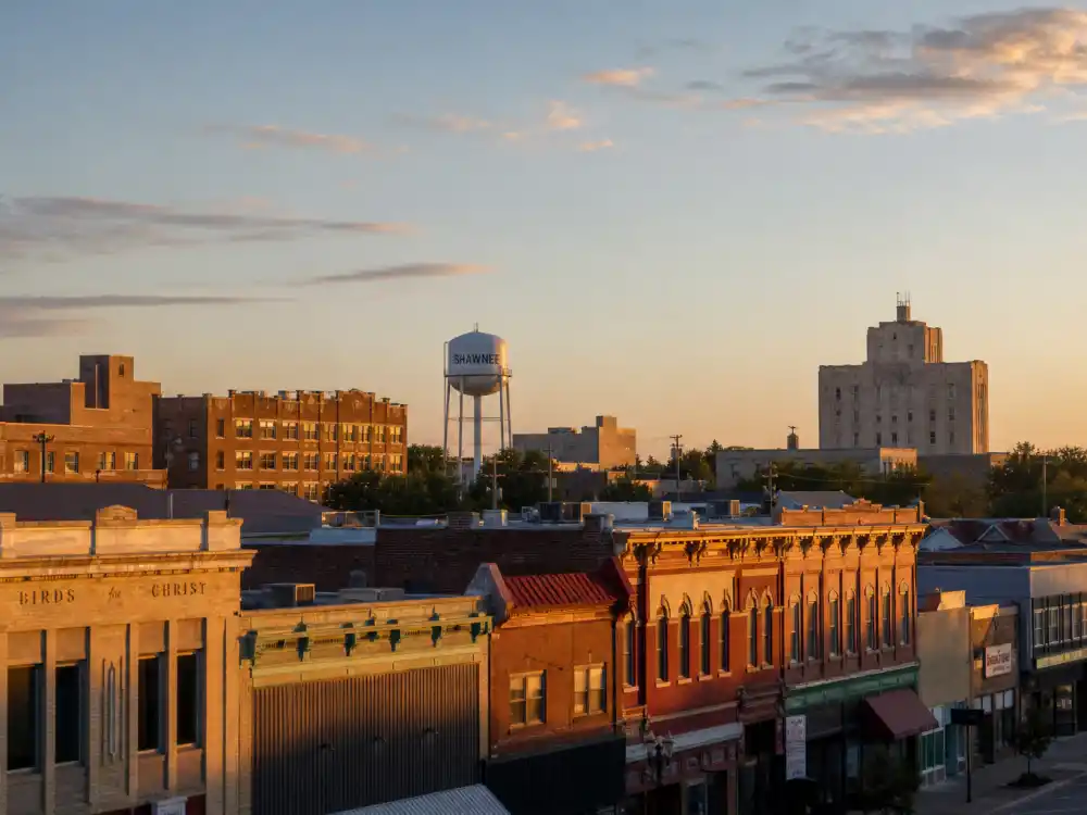 Shawnee Oklahoma Main Street skyline evoking how old is Brad Pitt birthplace — the city where William Bradley Pitt was born on December 18, 1963