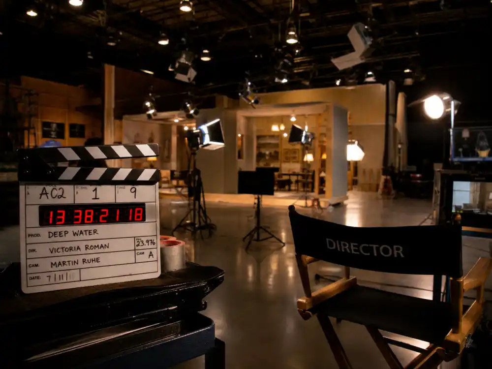 Film studio set reflecting how old is Emma Stone career arc from 2000s comedy breakout to Oscar-winning drama and blockbuster dominance across two decades