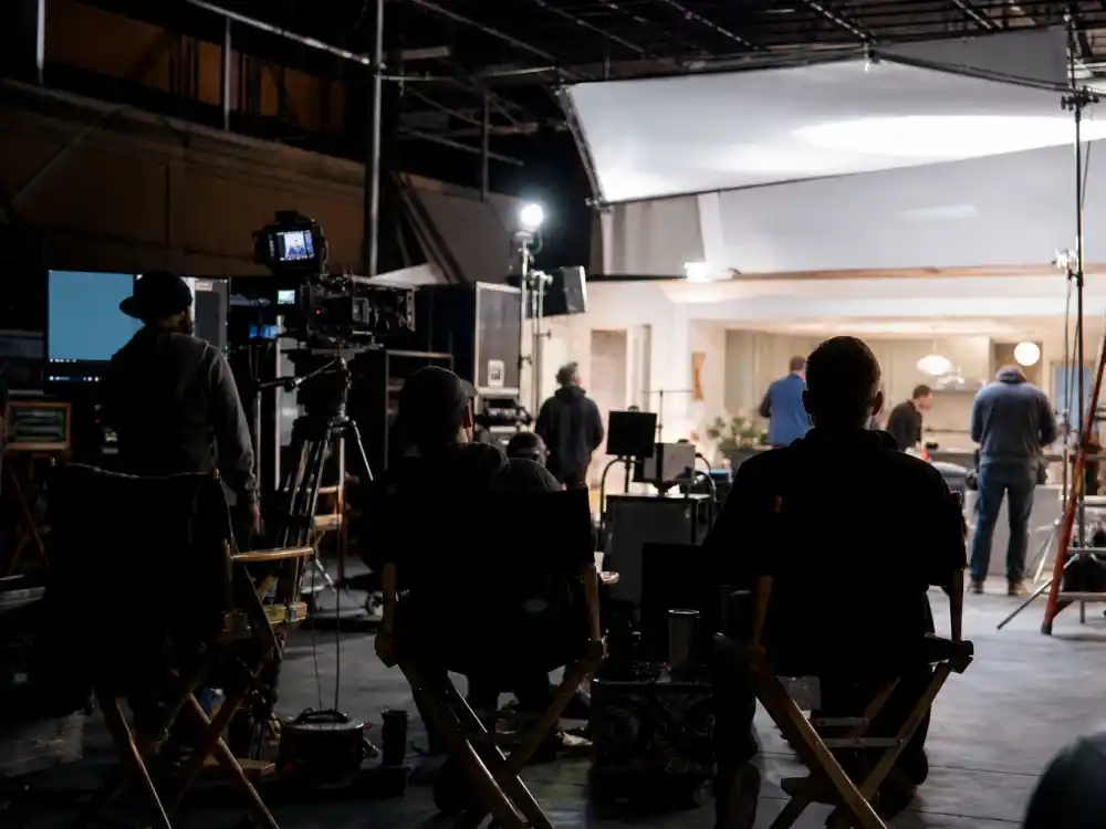 Hollywood film set reflecting how old is Florence Pugh career arc from Oxford drama roots to Oscar-nominated blockbuster stardom