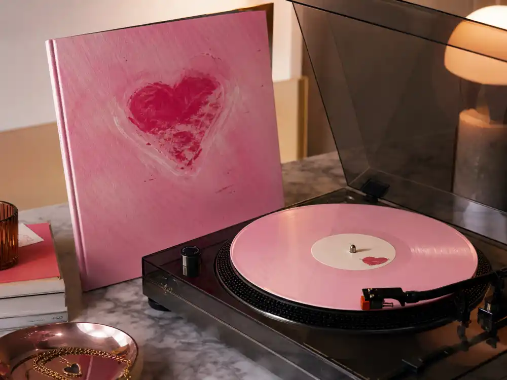 Short n Sweet vinyl record on turntable reflecting how old is Sabrina Carpenter at her chart-topping 2024 pop album milestone