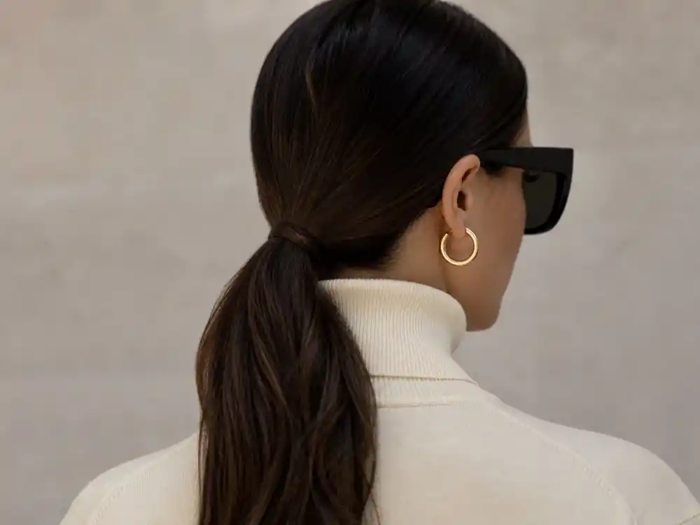 Oversized sunglasses and structured mini bag defining how to dress like Victoria Beckham chic style accessory finish