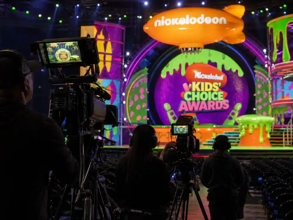 Broadcast cameras cover the Nickelodeon and CBS simulcast where the Kids Choice Awards 2026 winners list replaces blank category slots live