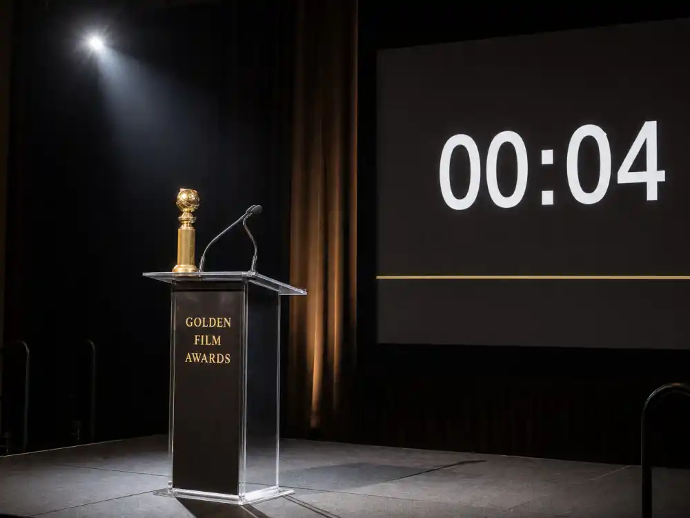 Awards podium timer showing brief seconds — Joe Pesci 1991 Goodfellas win contrasts the longest acceptance speeches in history with famously short thank-yous