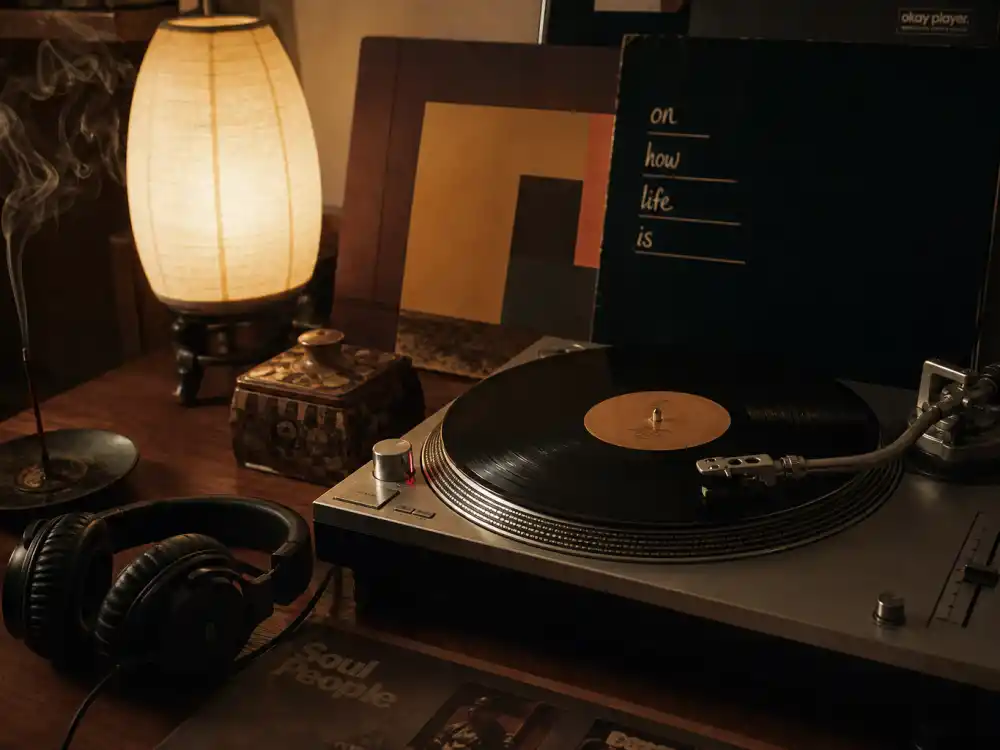 Neo-soul vinyl listening setup for Macy Gray On How Life Is album and raspy voice era