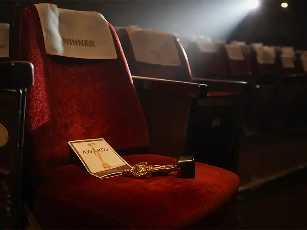Empty winner seat with unclaimed generic statuette after Marlon Brando declined Oscar acceptance at the 1973 ceremony