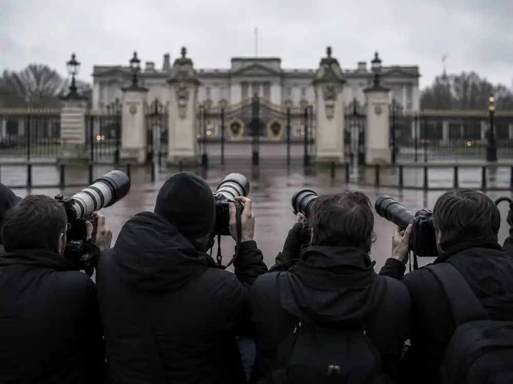 Paparazzi silhouettes from behind for Meghan Markle pregnancy rumors fact check unverified bump photo cycle