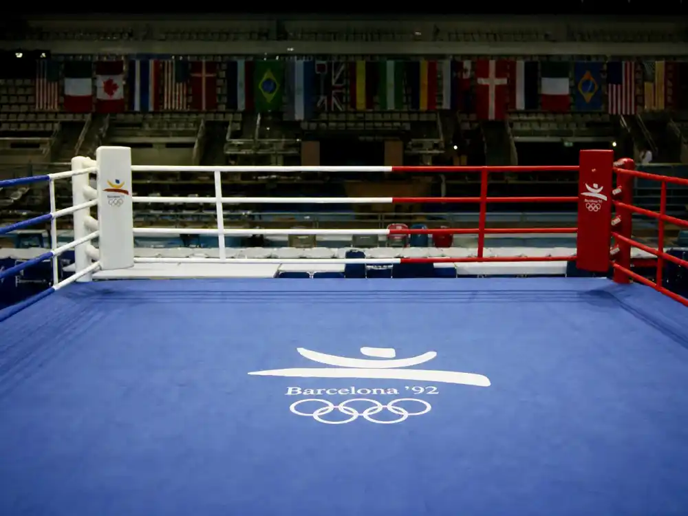1992 Olympic boxing arena blue canvas ring for where is Oscar De La Hoya now before pro superstardom