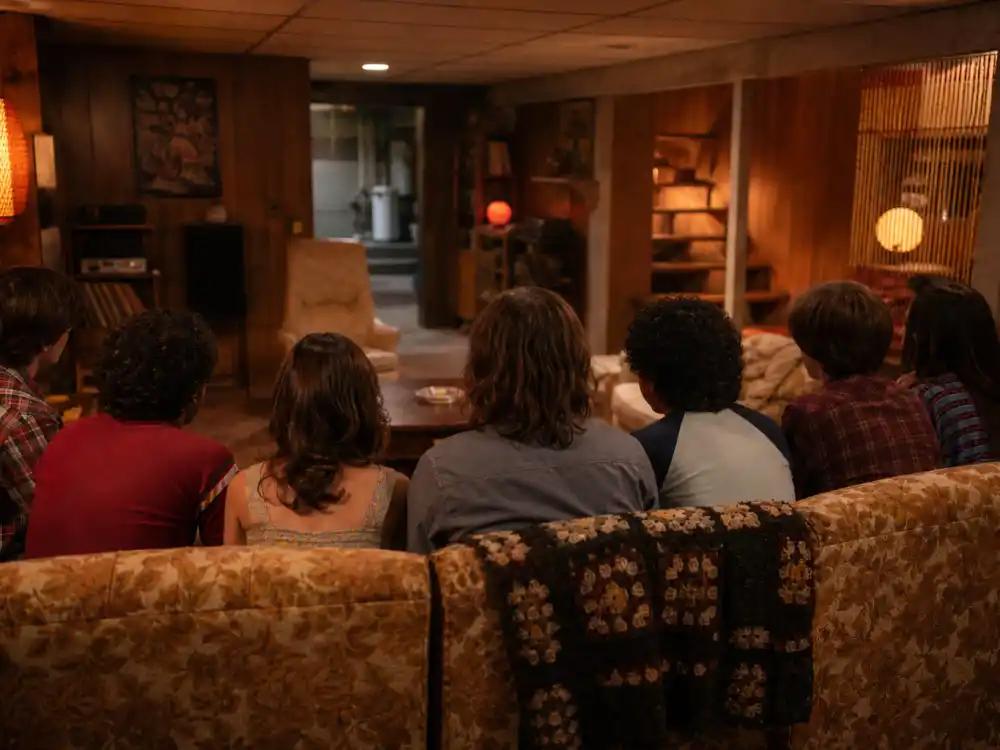 Teen silhouettes in basement circle couch scene from That 70s Show cast where are they now nostalgia