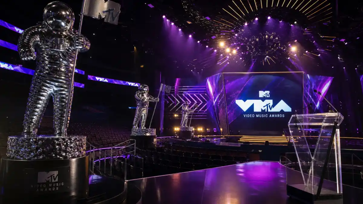 VMAs 2026 winners full list — MTV Video Music Awards ceremony stage with Moon Person trophies before September 27 Los Angeles telecast
