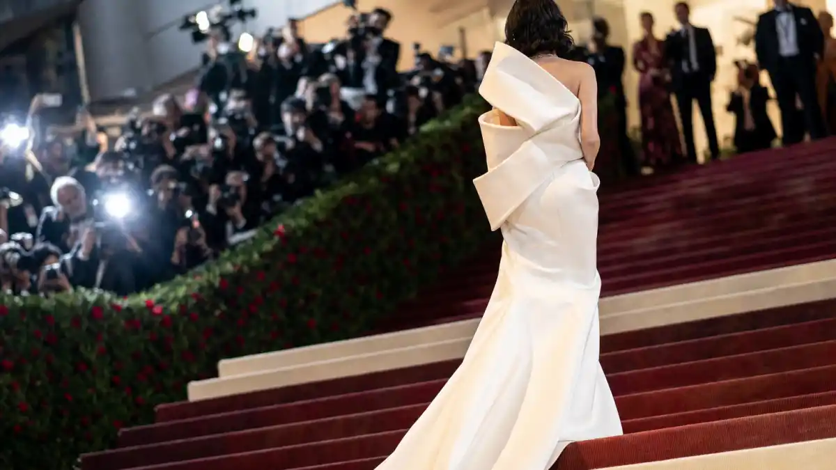 What did Zendaya wear to Met Gala 2026 — sculptural white couture on the Met steps with camera flashes