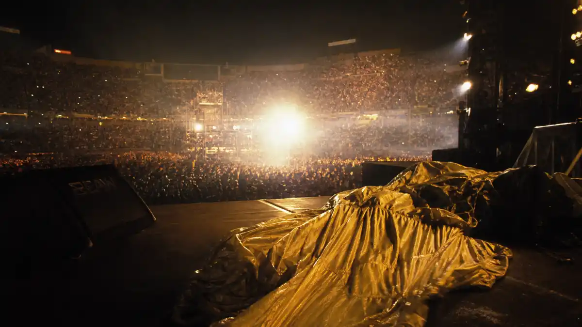 What happened to MC Hammer — 1990s stadium concert with parachute pants era hip-hop tour atmosphere
