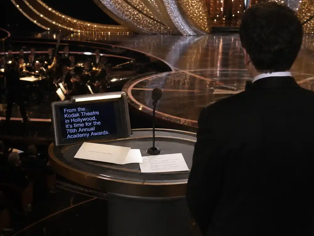 1995 Oscar host podium with awkward teleprompter captures David Letterman Oprah-Uma gaffe in worst award show hosting moments history