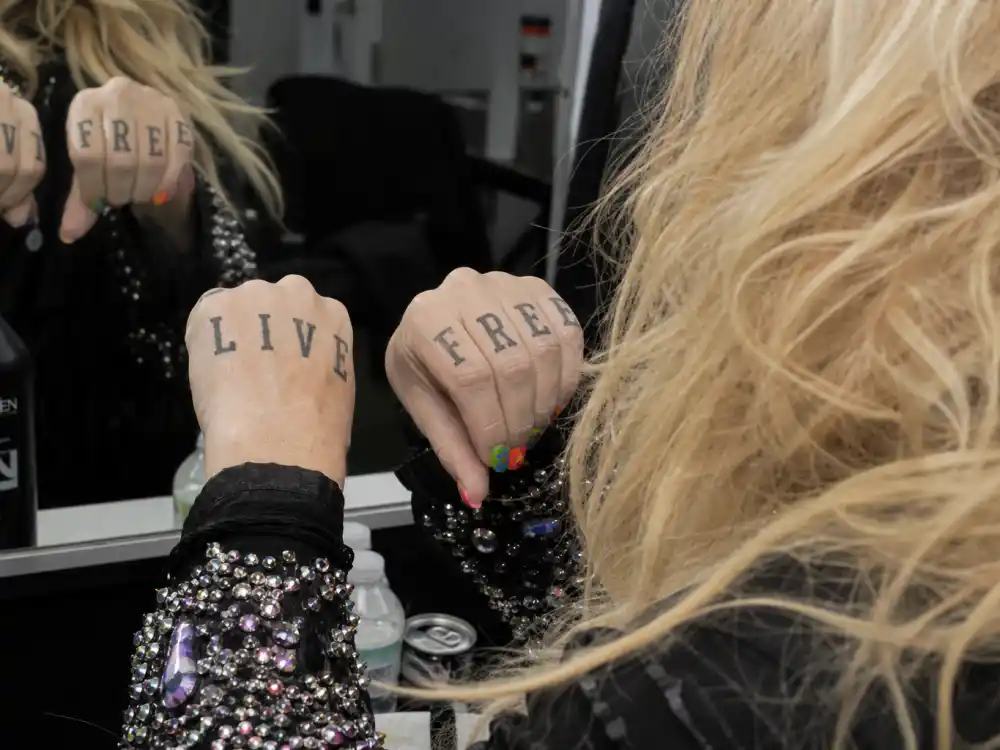 Kesha tattoos and their meanings — LIVE FREE knuckle tattoos across eight fingers after Rainbow album release