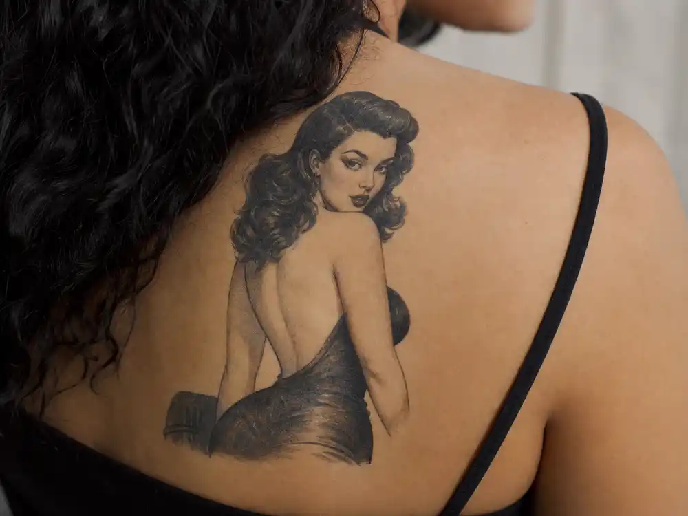 Rose McGowan tattoos and their meanings pin-up shoulder — raven-haired Old Hollywood pin-up girl on right shoulder blade